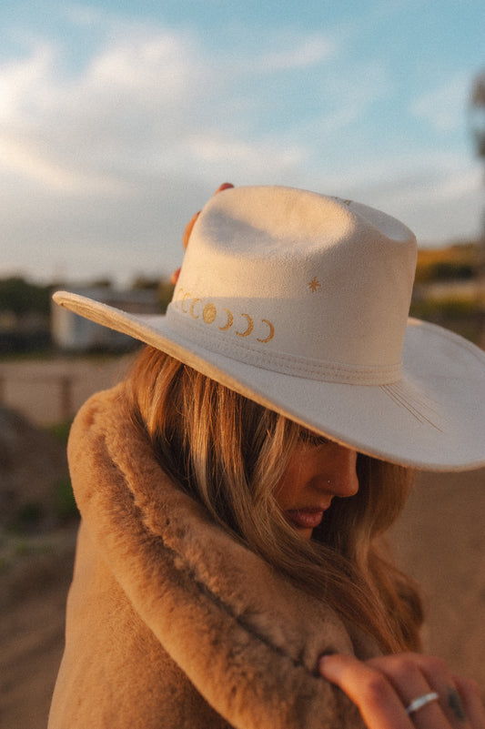 ≫∙∙ Lunar Crest Cowgirl ∙∙≪