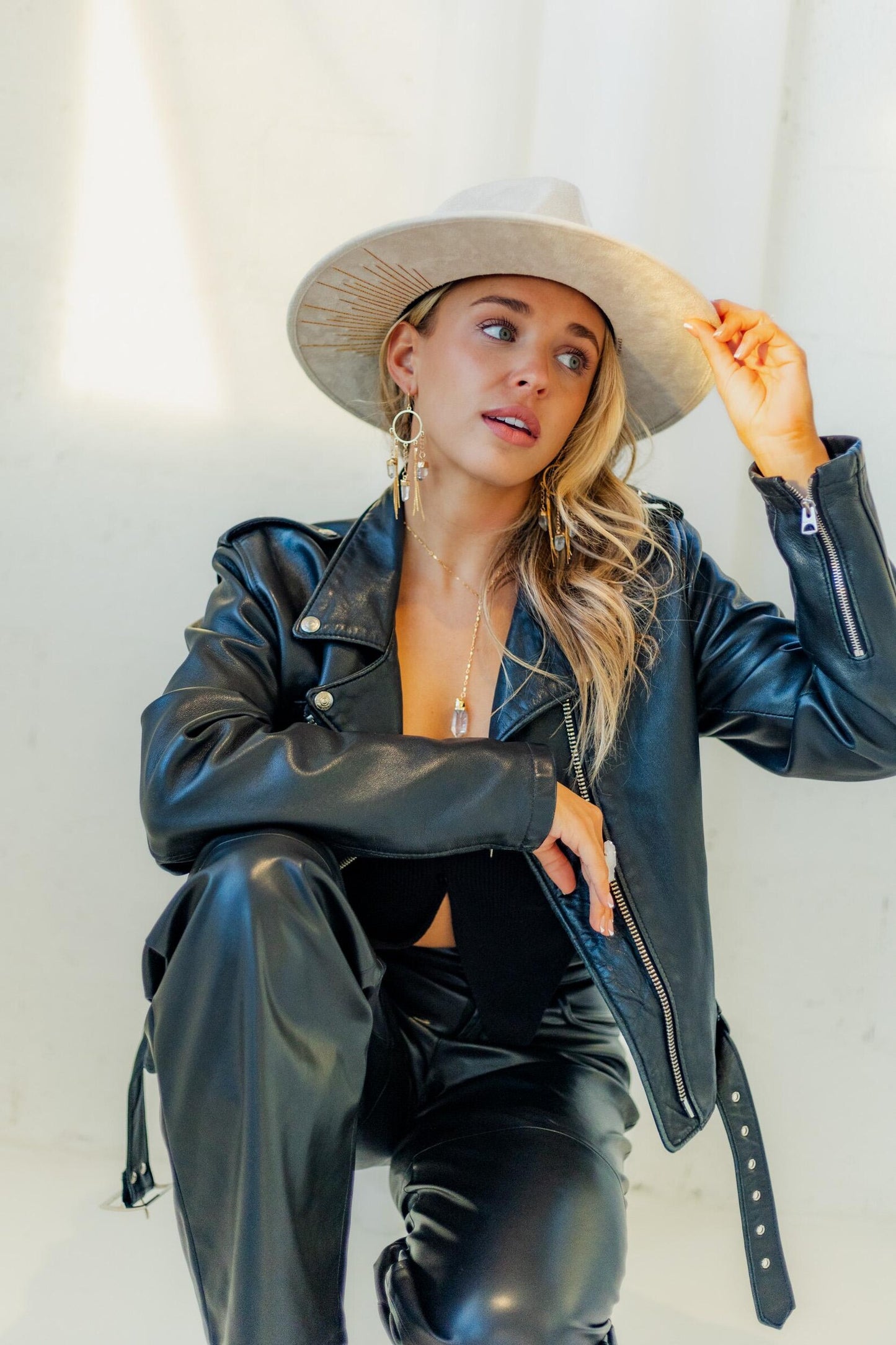 ≫∙∙ Crystal Whispers ∙∙≪