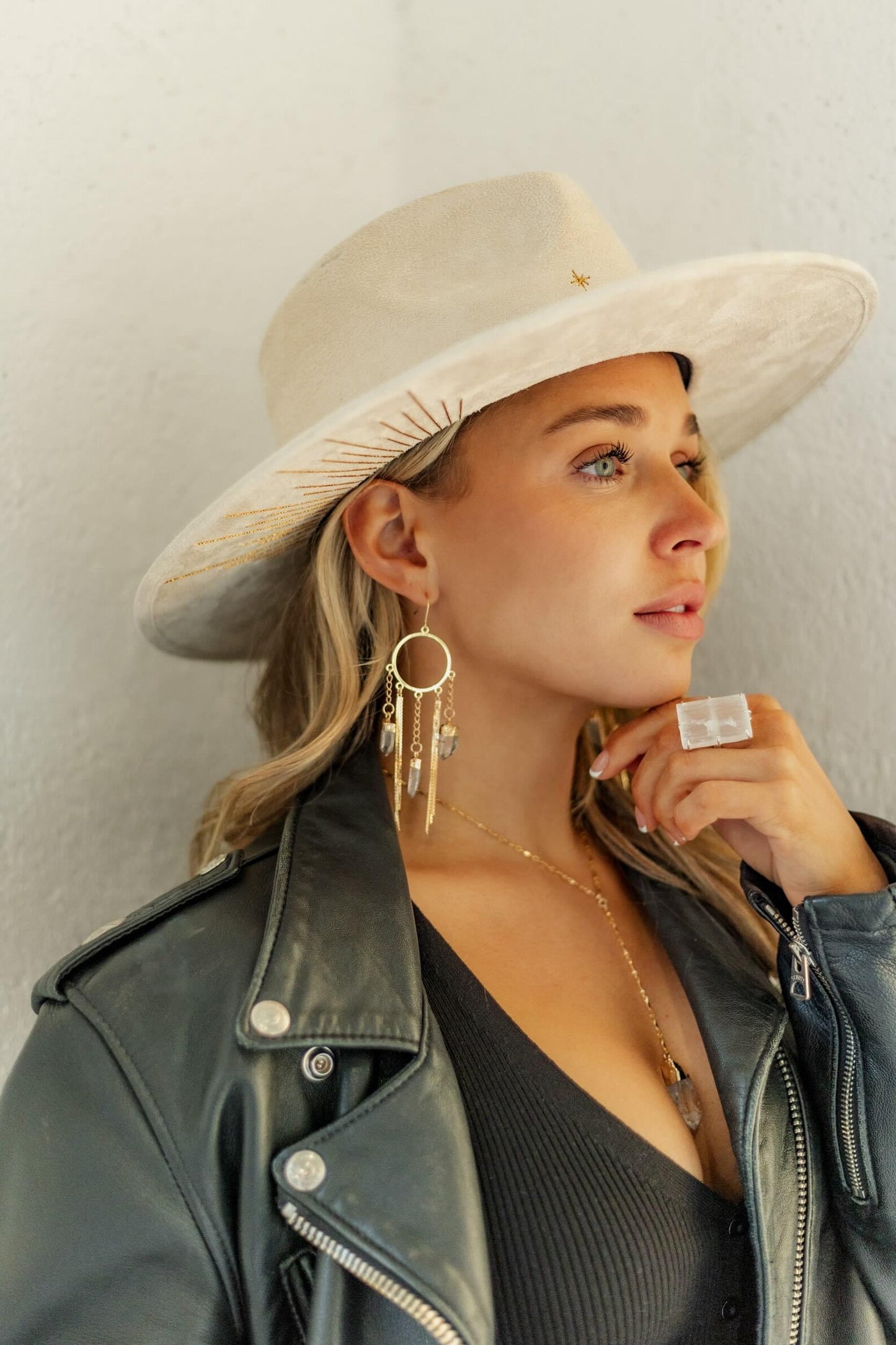 ≫∙∙ Crystal Whispers ∙∙≪