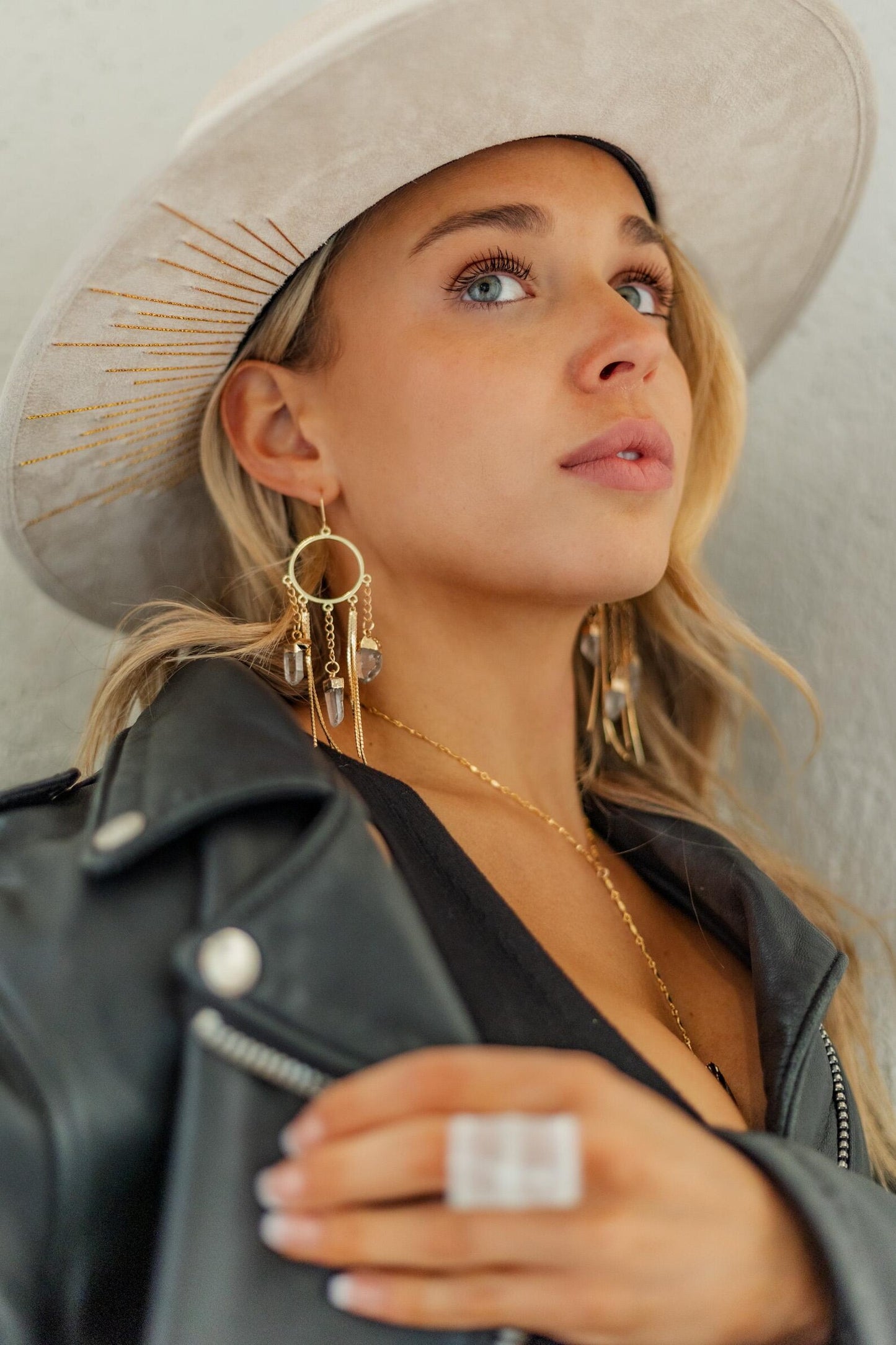 ≫∙∙ Crystal Whispers ∙∙≪